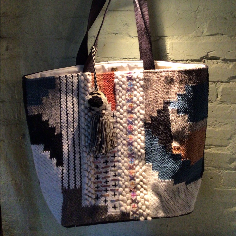 HOst Pick! 🩷🩷🪶🪶NEW! Lulu Dharma oversized tapestry tote bag